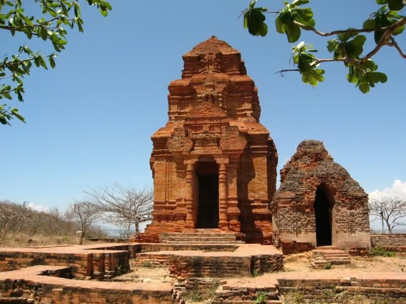 Tháp Pô Sah Inư nằm trên đồi Bà Nài, là một trong những công trình kiến trúc Chămpa cổ còn khá nguyên vẹn, nổi bật với nghệ thuật xây dựng bằng gạch nung cùng những đường nét hoa văn tinh xảo, phản ánh trình độ kiến trúc và đời sống tín ngưỡng của người Chăm xưa