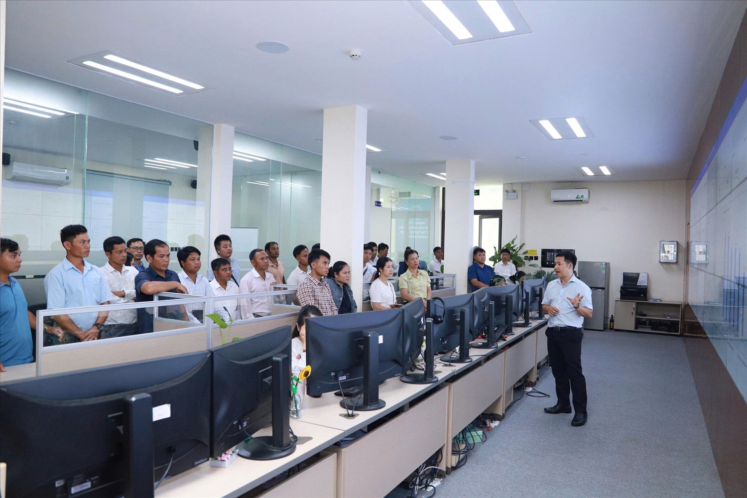 Học viên tham quan Trung tâm Điều hành Giám sát đô thị thông minh