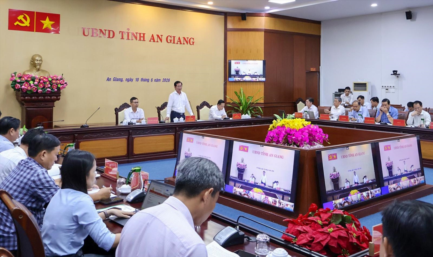 Hội nghị trực tiếp kết hợp trực tuyến triển khai Chương trình mục tiêu quốc gia xây dựng nông thôn mới, giảm nghèo bền vững và phát triển kinh tế - xã hội vùng đồng bào dân tộc thiểu số và miền núi giai đoạn 2026-2035; giai đoạn I từ 2026 - 2030 tại tỉnh An Giang