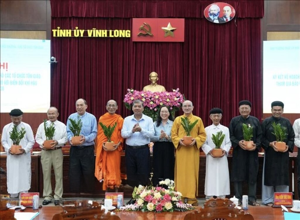 Lãnh đạo tỉnh Vĩnh Long trao tặng các chậu cây xanh đến các tổ chức tôn giáo