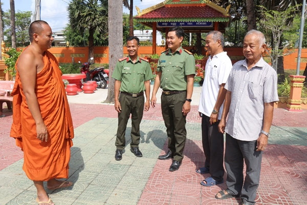 Thượng tọa Thạch Đa Ra - Trụ trì chùa ThLôk, trao đổi cùng lực lượng Công an xã và Ban Quản trị chùa về công tác phối hợp tuyên truyền.