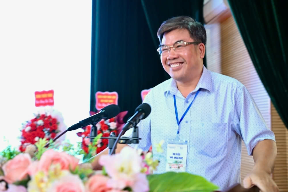 Ông Trần Phùng - Phó Giám đốc Sở Dân tộc và Tôn giáo tỉnh Lào Cai phát biểu tại Hội thảo