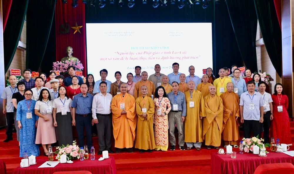 Các đại biểu tham dự Hội thảo chụp hình lưu niệm