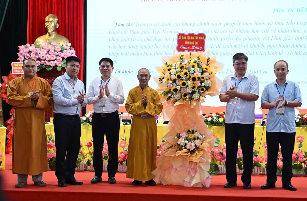 Đại biểu đại diện chính quyền địa phương tặng hoa chúc mừng Hội thảo