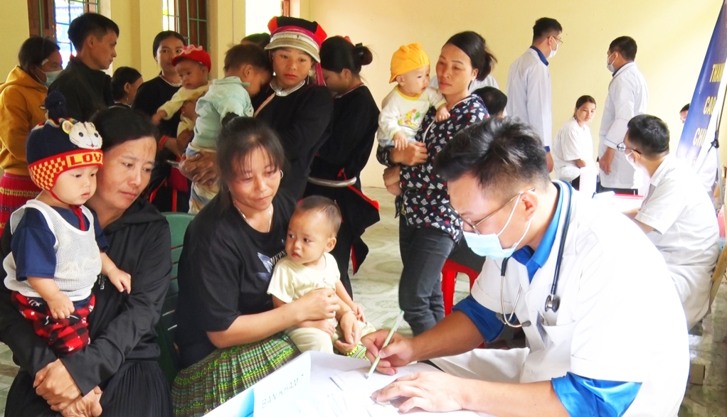 Đồng bào dân tộc thiểu số được khám bệnh, tư vấn sức khỏe và phát thuốc miễn phí.
