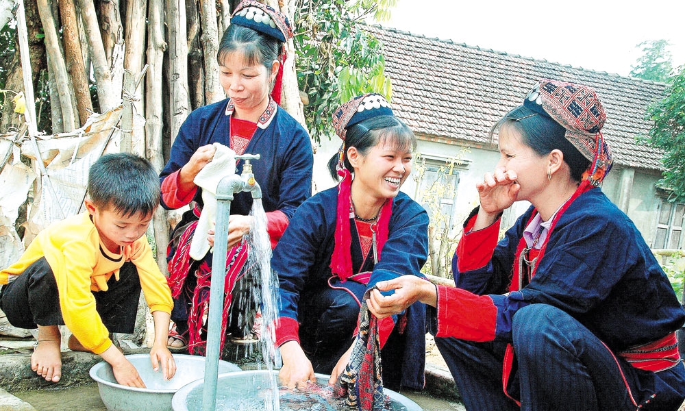 Đồng bào dân tộc thiểu số ở xã Lục Sơn được sử dụng nước sạch.