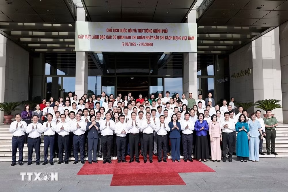 Chủ tịch Quốc hội Trần Thanh Mẫn và Thủ tướng Chính phủ Lê Minh Hưng và các đại biểu chụp ảnh chung. - Ảnh: TTXVN