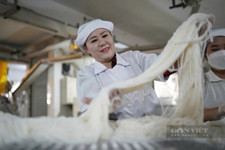 Ms. Nguyen Binh personally inspects her fresh rice noodle products before releasing them to the market