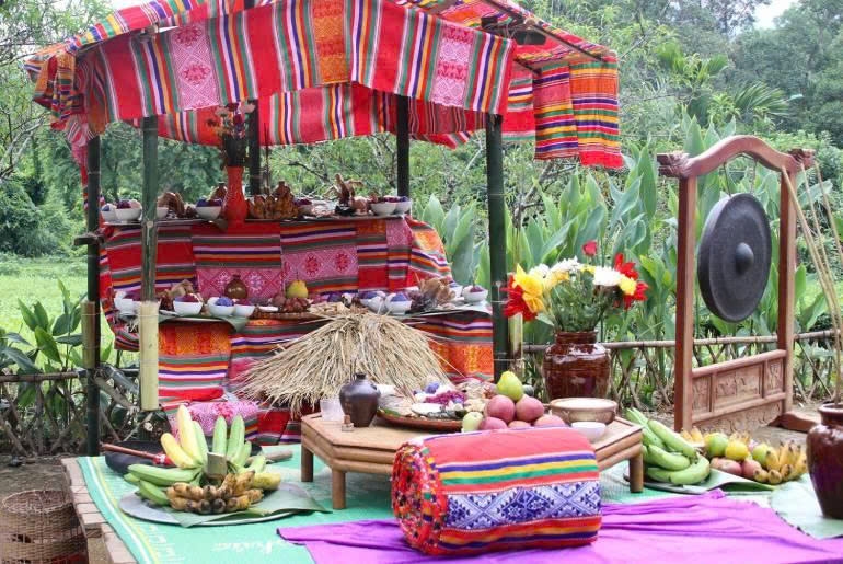 Mâm cỗ cúng lúa mới của người Mường với những sản vật đầu mùa, thể hiện lòng biết ơn thần linh và Tổ tiên sau một vụ mùa bội thu
