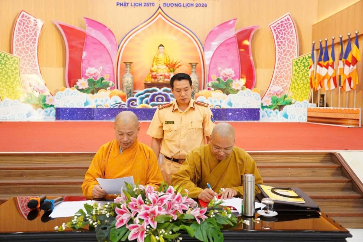 Sau buổi tuyên truyền, chư tôn đức tăng ni cùng ký cam kết chấp hành nghiêm các quy định về trật tự, an toàn giao thông và tích cực tuyên truyền pháp luật đến phật tử tại các tự viện