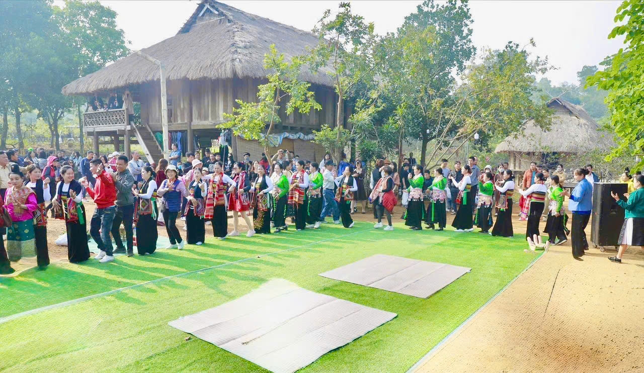 Mọi người cùng nhau hòa mình vào điệu xòe trong ngày lễ
