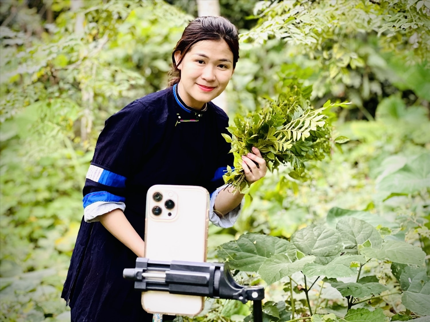 Trong những thước phim mà Nông Cẩm Quỳnh chia sẻ trên TikTok, khung cảnh miền sơn cước hiện ra thật bình yên