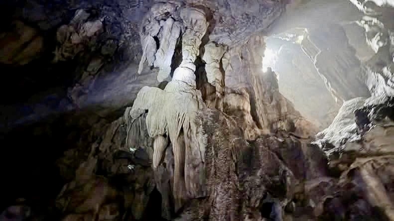 Vẻ đẹp nguyên sơ của nhũ đá trong hang Lù thu hút du khách khám phá vùng đất Luận Thành