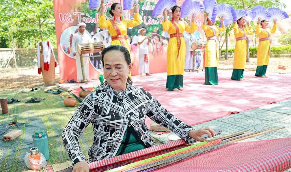 Giới thiệu nghề dệt thổ cẩm truyền thống của đồng bào Chăm tại Khu di tích quốc gia đặc biệt Tháp Pô Klong Garai