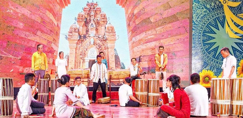 Các nghệ nhân, diễn viên quần chúng người Chăm tích cực tập luyện cho Ngày hội Văn hóa dân tộc Chăm lần thứ VI