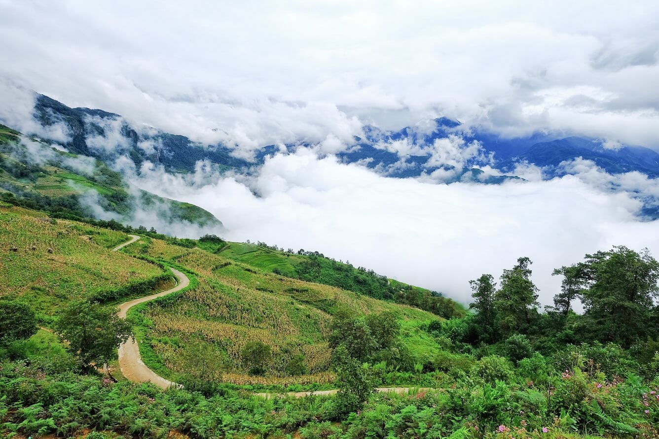 Chạm vào mây chính là đích đến trong chuyến hành trình khám phá Y Tý, tuy nhiên không phải ai cũng có thể chạm đến “lớp bông gòn” bồng bềnh ấy bởi mây nơi đây thường đến và đi không hề báo trước