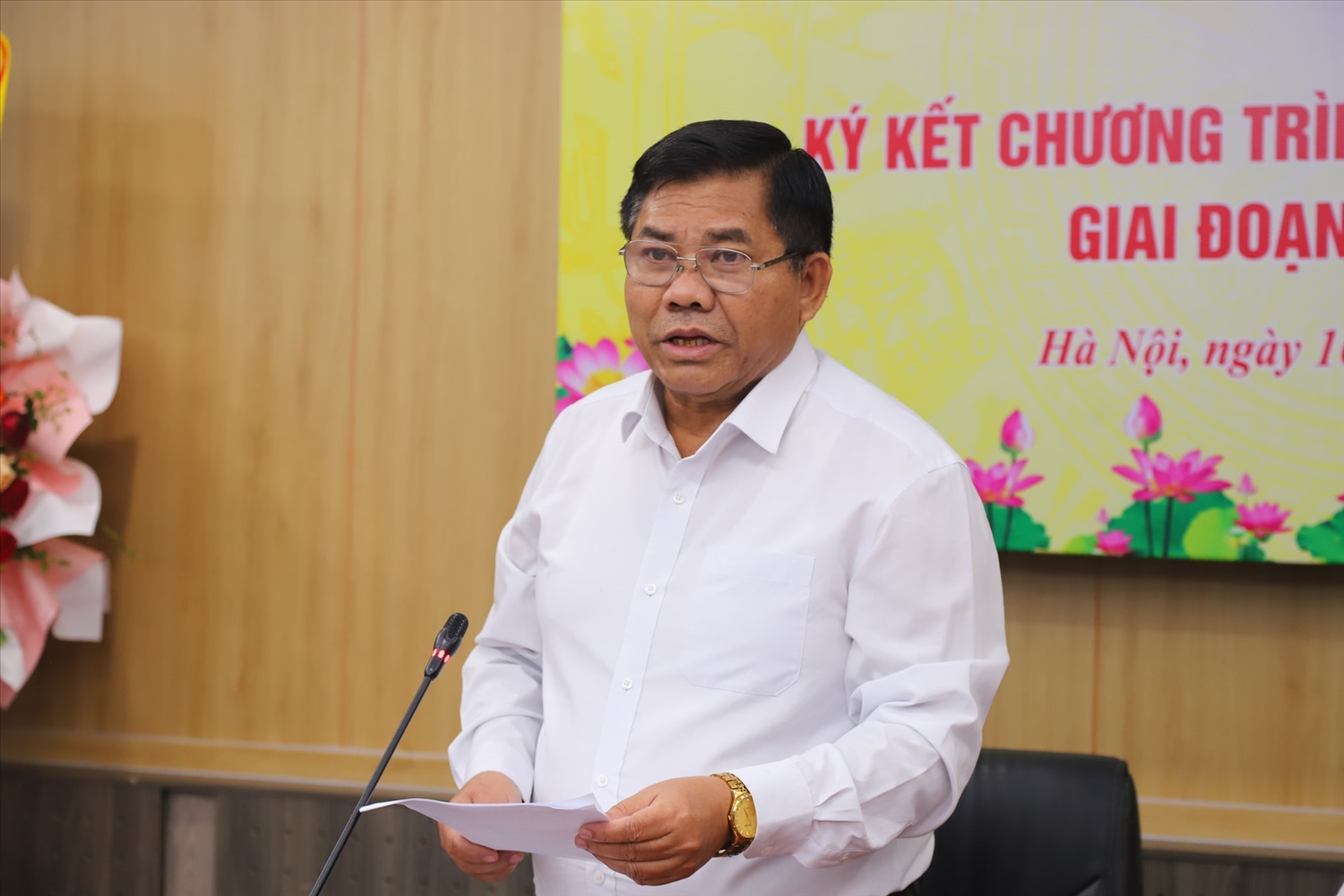 Thứ trưởng Bộ Dân tộc và Tôn giáo Y Thông phát biểu chỉ đạo tại buổi gặp mặt