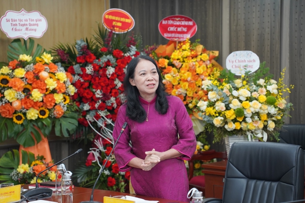 Bà Hoàng Thị Hạnh - nguyên Thứ trưởng Ủy ban Dân tộc, thành viên Hội đồng Biên tập Tạp chí phát biểu tại buổi gặp mặt