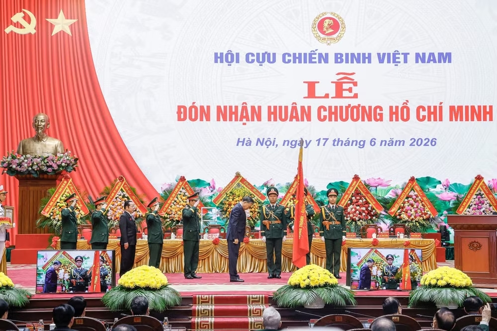 Tổng Bí thư, Chủ tịch nước Tô Lâm, Bí thư Quân ủy Trung ương thực hiện nghi thức trao Huân chương Hồ Chí Minh tặng Trung ương Hội Cựu chiến binh Việt Nam.