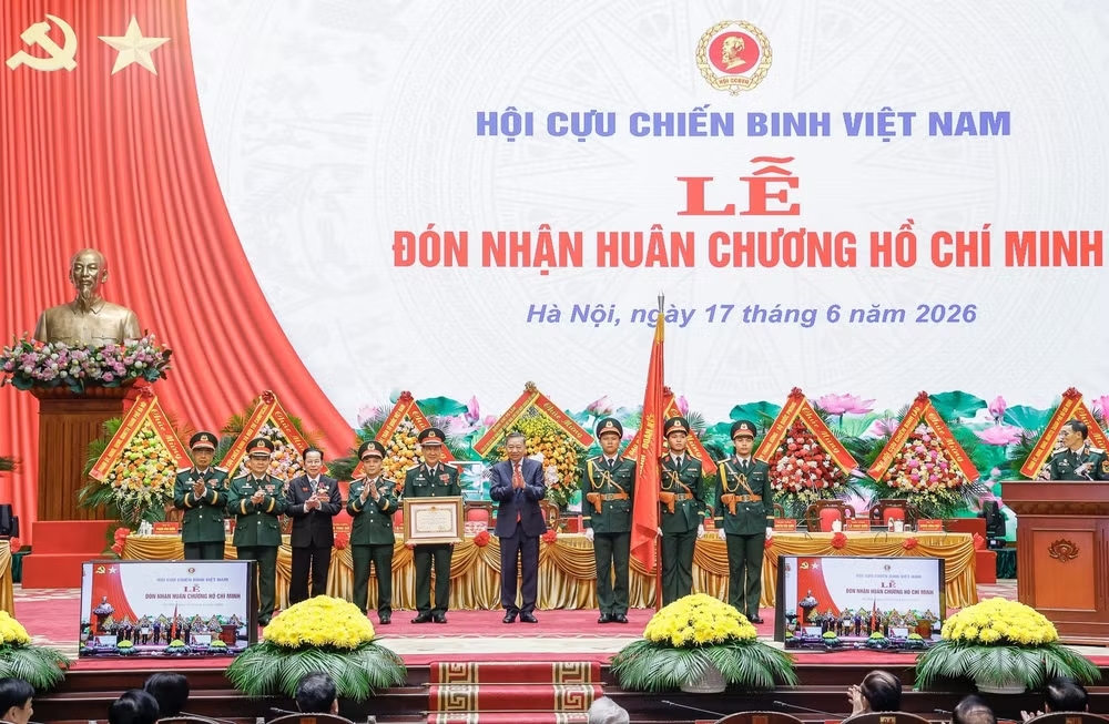 Tập thể lãnh đạo Trung ương Hội Cựu chiến binh Việt Nam đón nhận Huân chương Hồ Chí Minh, phần thưởng cao quý của Đảng, Nhà nước trao tặng.