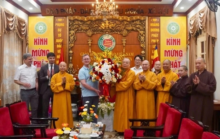 Phó Chủ tịch Quốc hội Cộng hòa Liên bang Đức Bodo Ramelow tặng hoa đến chư tôn đức lãnh đạo Trung ương Giáo hội Phật giáo Việt Nam
