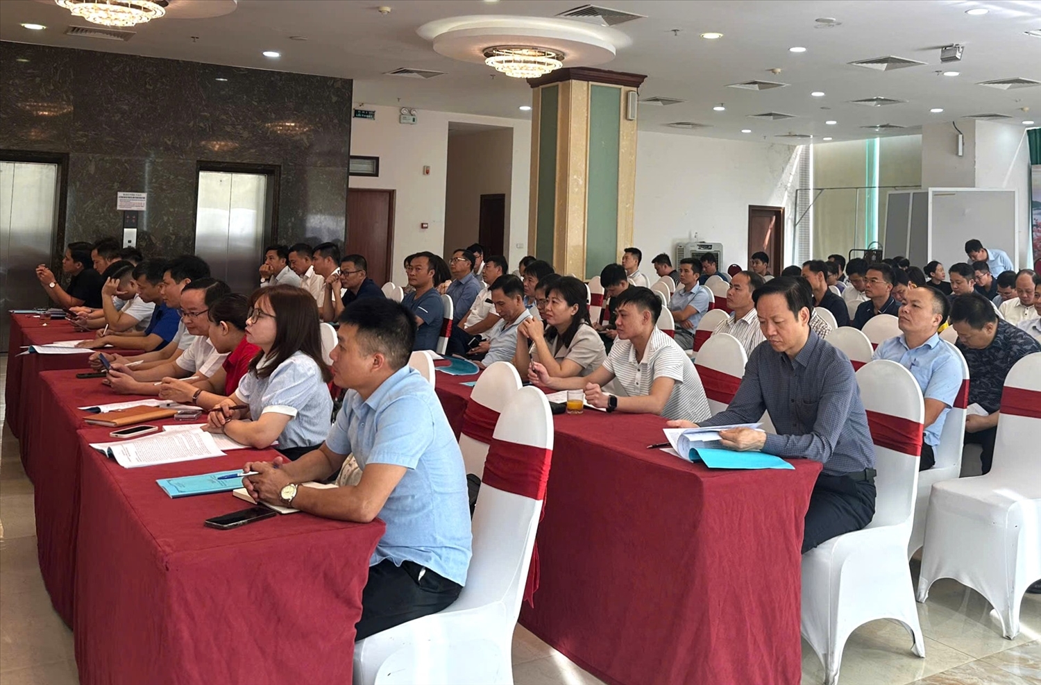 Các cán bộ, công chức làm công tác tín ngưỡng, tôn giáo tham dự Hội nghị