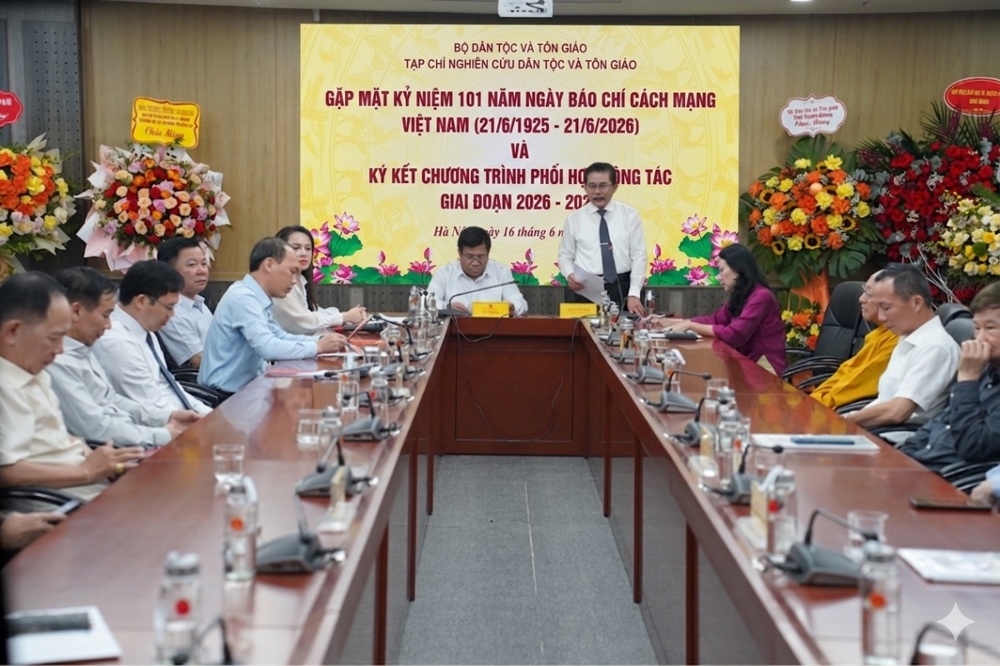 Tổng Biên tập Lê Công Bình phát biểu khai mạc tại buổi gặp mặt