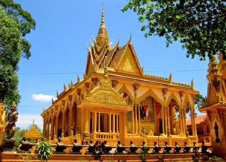 Chùa Dơi có kiến trúc Khmer cổ, chính điện được xây lại bằng gạch, mái lợp ngói, bốn đầu mái cong vút chạm trổ hình rắn Naga, trên đỉnh mái có một ngọn tháp nhọn. Bao quanh chính điện là các hàng cột đỡ, mỗi cột có một tượng tiên nữ Kemnar chắp hai tay trước ngực,... 