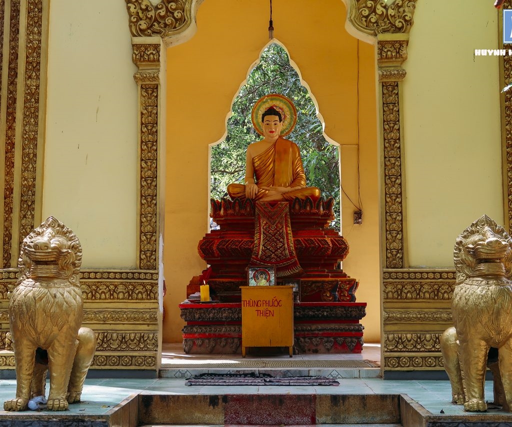 Phía bên trong chính điện có pho tượng Phật Thích Ca bằng đá nguyên khối đặt trên một tòa sen cao khoảng 2m và một pho tượng miêu tả Đức Phật cưỡi trên rắn thần Muchalinda