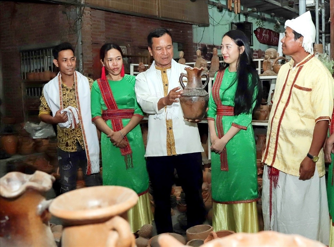 Reputable person Dang Chi Quyet propagandizes and mobilizes artisans to preserve the pottery craft of Bau Truc village