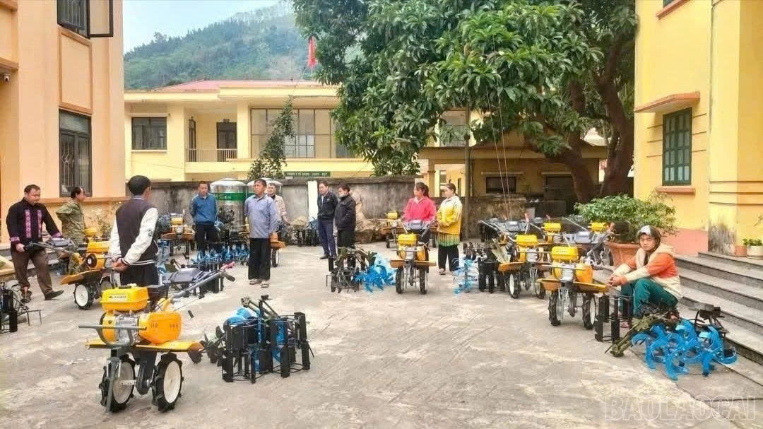 Người dân vùng đồng bào dân tộc thiểu số tiếp nhận máy móc hỗ trợ sản xuất theo Chương trình Mục tiêu quốc gia.