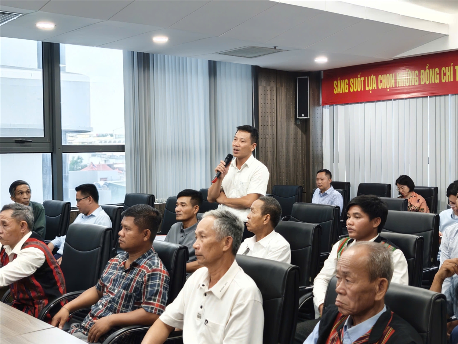  Chánh Văn phòng Sở Dân tộc và Tôn giáo tỉnh Quảng Trị Nguyễn Minh Phương phát biểu, làm rõ các ý kiến của đại biểu người có uy tín đã nêu tại buổi gặp mặt