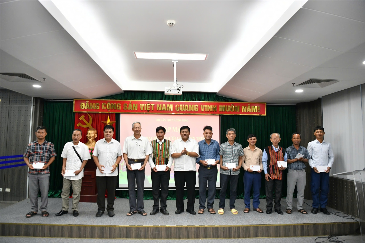 Thứ trưởng Bộ Dân tộc và Tôn giáo Y Thông tặng quà và chụp ảnh lưu niệm cùng các đại biểu Người có uy tín trong đồng bào dân tộc thiểu số tỉnh Quảng Trị