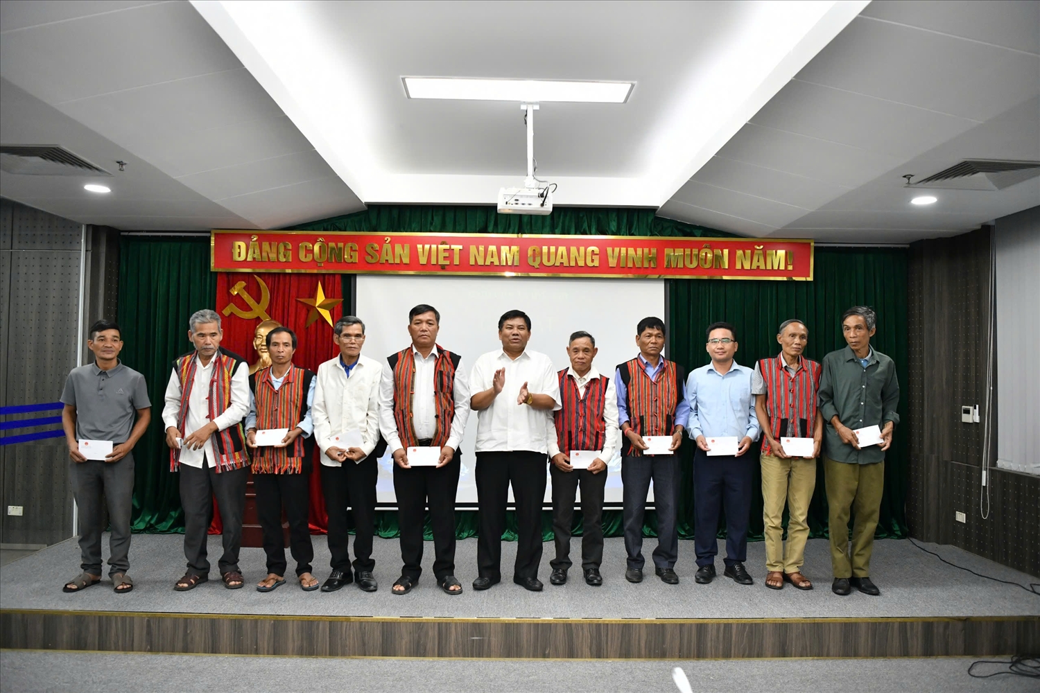 Đoàn đại biểu người có uy tín tiêu biểu tỉnh Quảng Trị thăm và làm việc tại Bộ Dân tộc và Tôn giáo 10