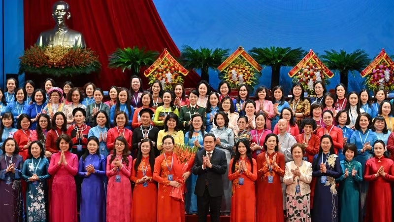 Chủ tịch Quốc hội Trần Thanh Mẫn tặng hoa chúc mừng Ban Chấp hành Hội Liên hiệp Phụ nữ Việt Nam khóa XIV. (Ảnh: THỦY NGUYÊN)