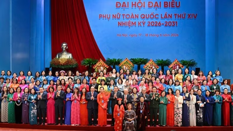 Các đồng chí lãnh đạo Đảng, Nhà nước chụp ảnh với các đại biểu. (Ảnh: THỦY NGUYÊN)