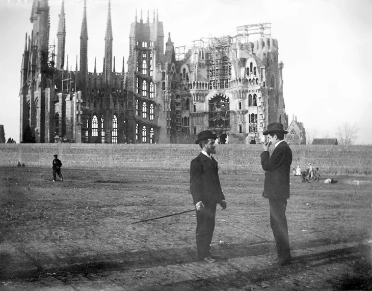 Bức ảnh chụp xây dựng nhà thờ Sagrada Familia khoảng năm 1905