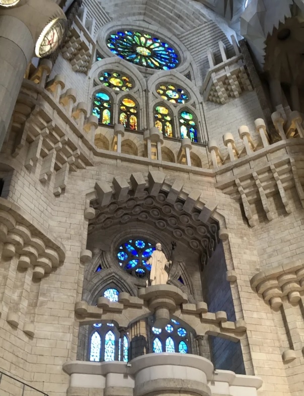 Nhà thờ Thánh Gia là đỉnh cao của trường phái kiến trúc hiện đại cũng mang đậm dấu ấn Gothic và Baroque