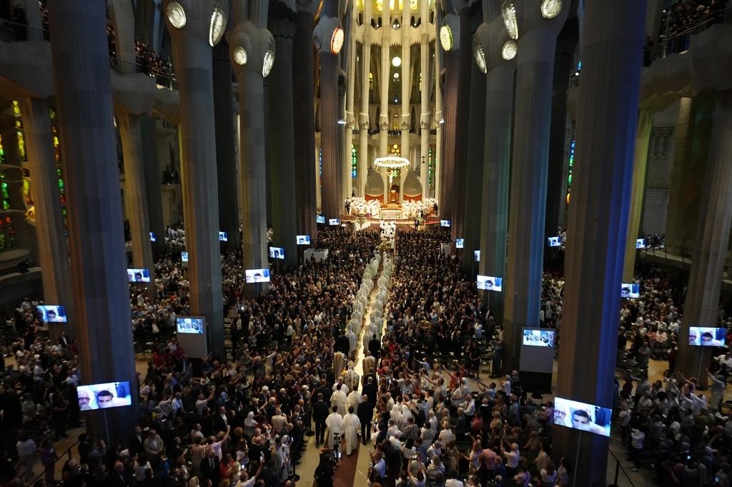 Giáo hoàng cũng đã làm phép cho Tháp Chúa Jesus, ngọn tháp cao nhất trong quần thể công trình nhà thờ Sagrada Familia