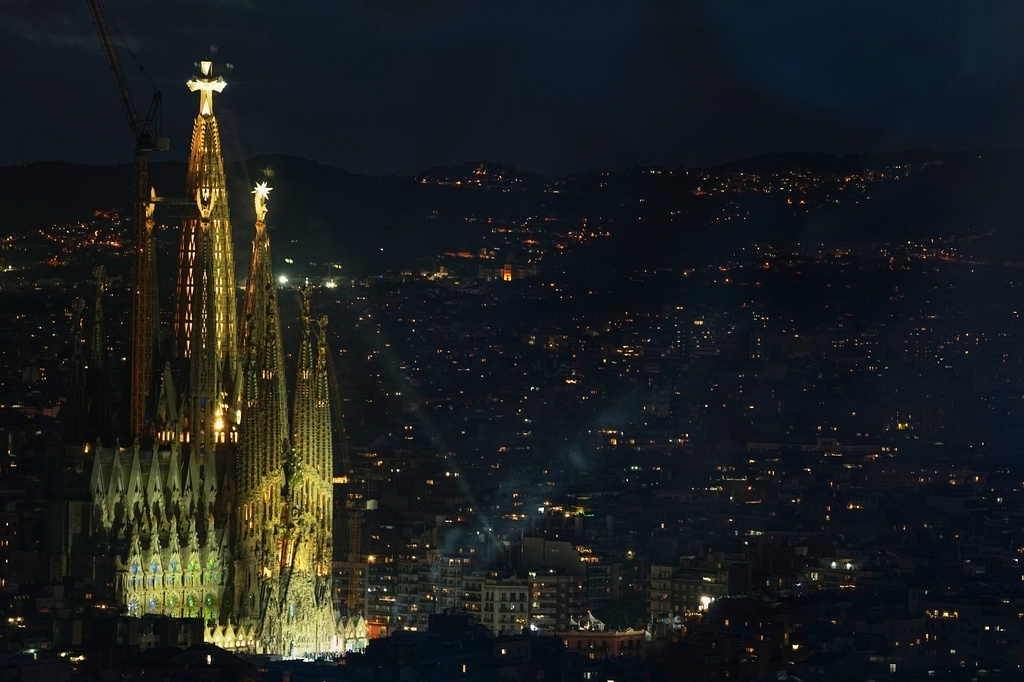 Lễ khánh thành tòa tháp lớn cuối cùng của nhà thờ Sagrada Familia đã biến thành phố Barcelona thành tâm điểm thu hút hàng nghìn người tham quan