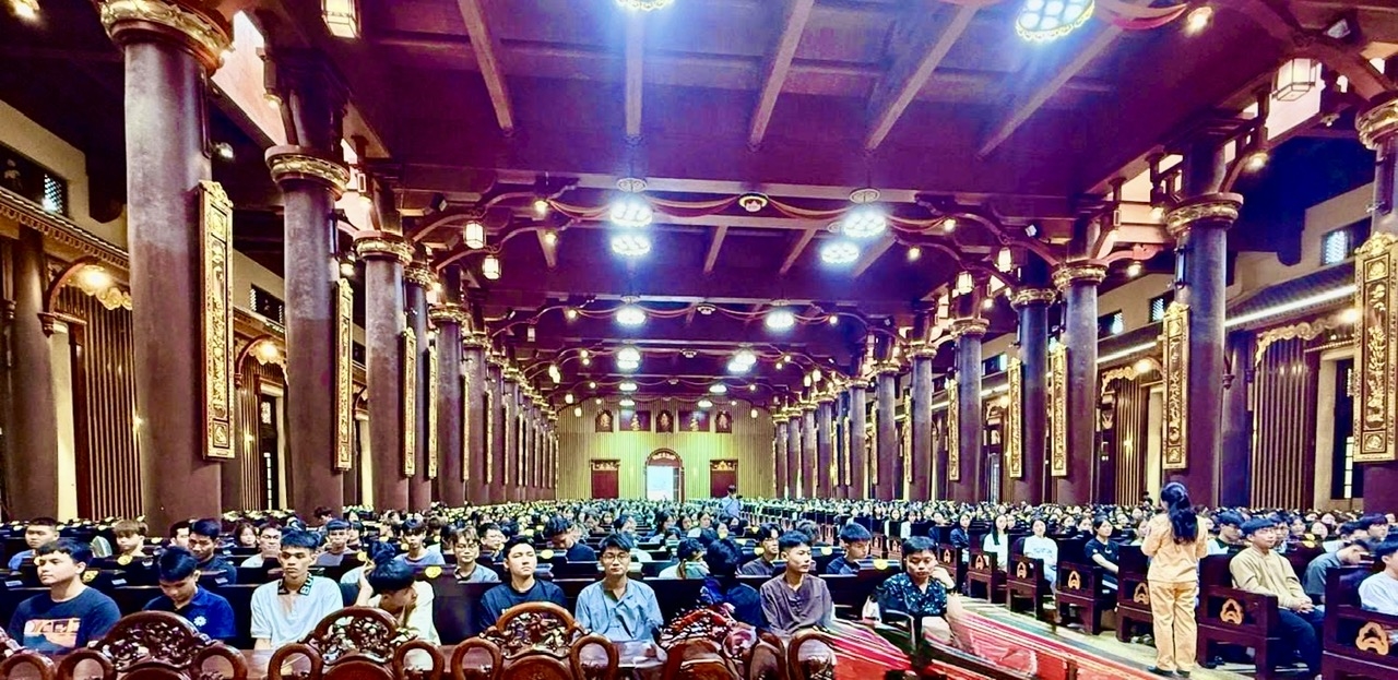 Đông đảo tăng ni, phật tử tham gia chương trình tuyên truyền, nâng cao nhận thức về phòng, chống ma túy và các tệ nạn xã hội