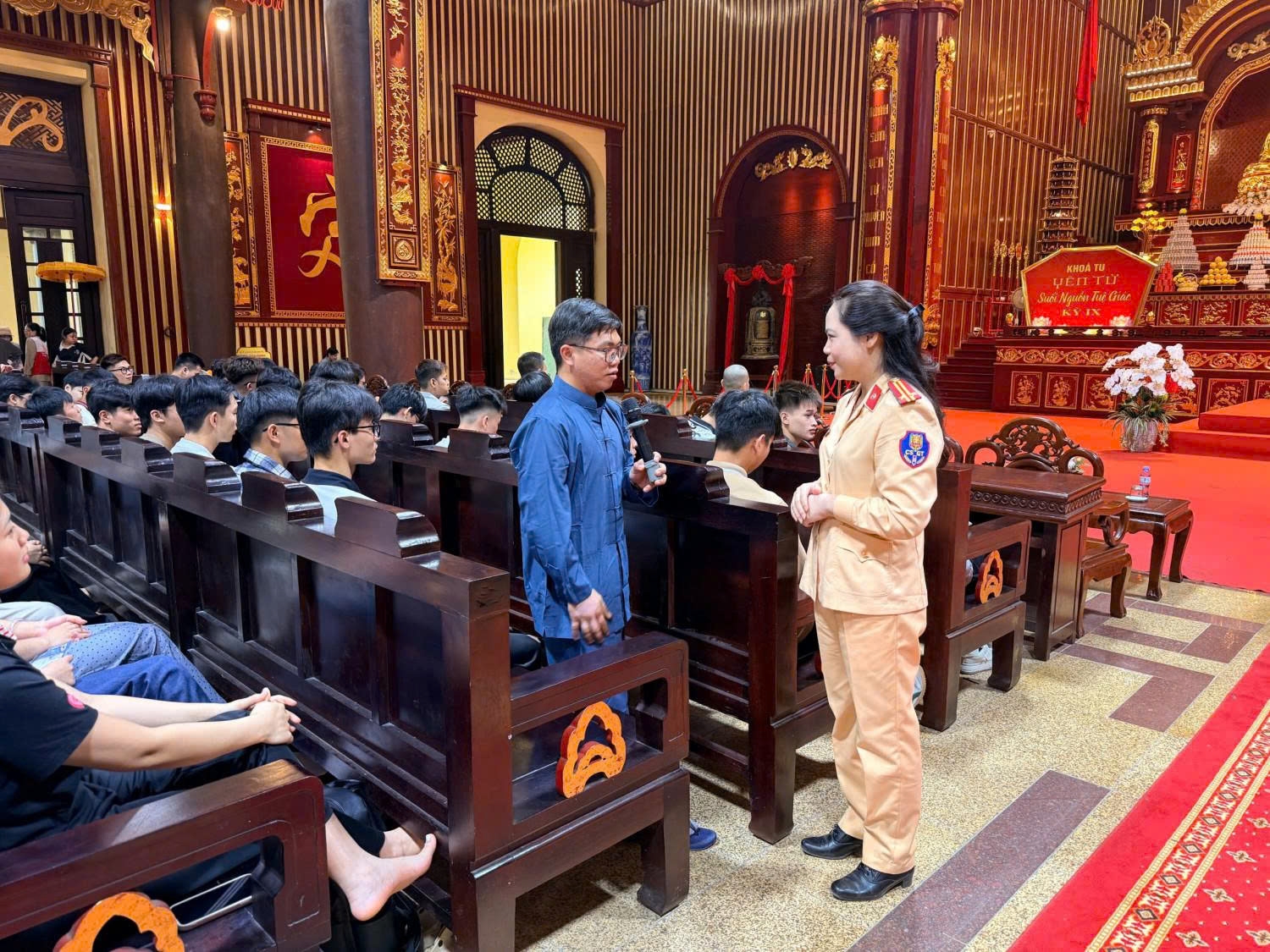 Cán bộ Cảnh sát giao thông tuyên truyền kiến thức pháp luật về trật tự, an toàn giao thông và hướng dẫn kỹ năng lái xe an toàn cho các phật tử tham gia Khóa tu Yên Tử - Suối nguồn tuệ giác Khóa IX
