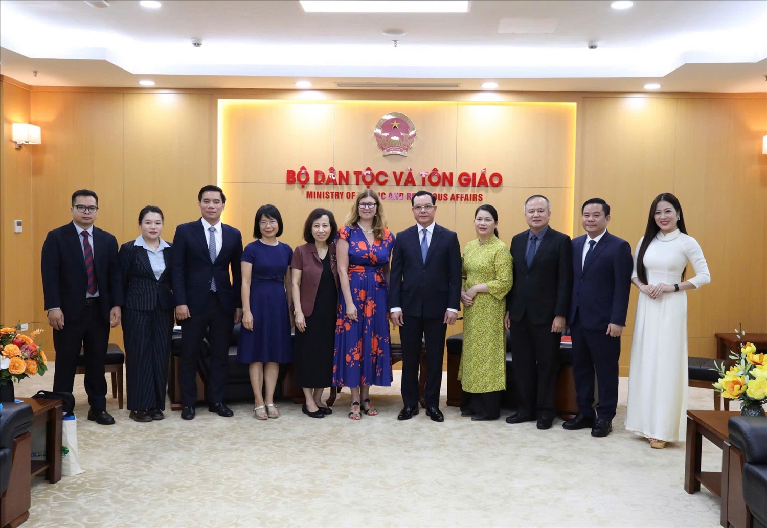 Đại biểu tham dự buổi tiếp chụp hình lưu niệm
