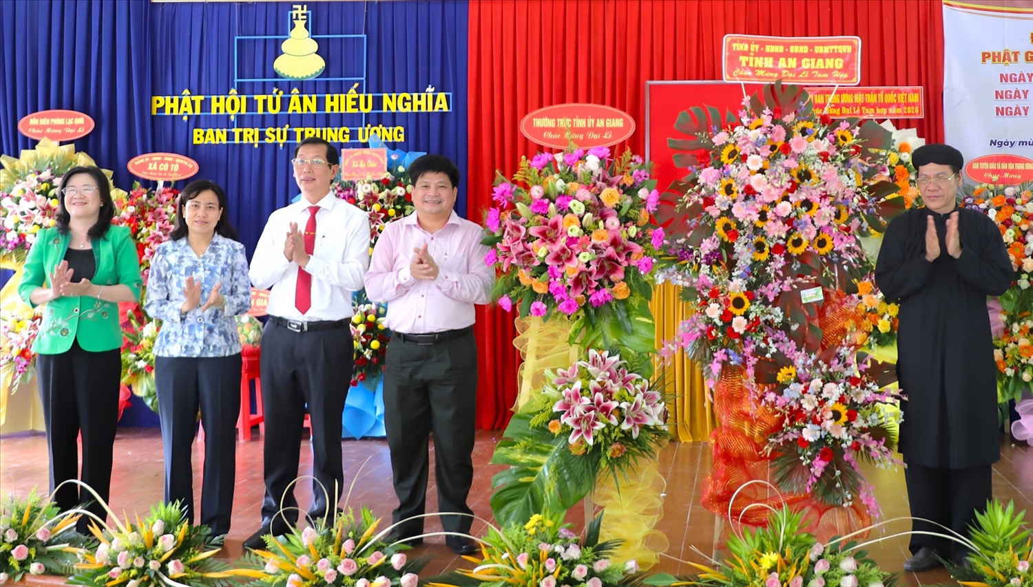 Lãnh đạo tỉnh An Giang tặng hoa và quà chúc mừng Phật hội Tứ Ân Hiếu Nghĩa nhân Đại lễ Tam hợp