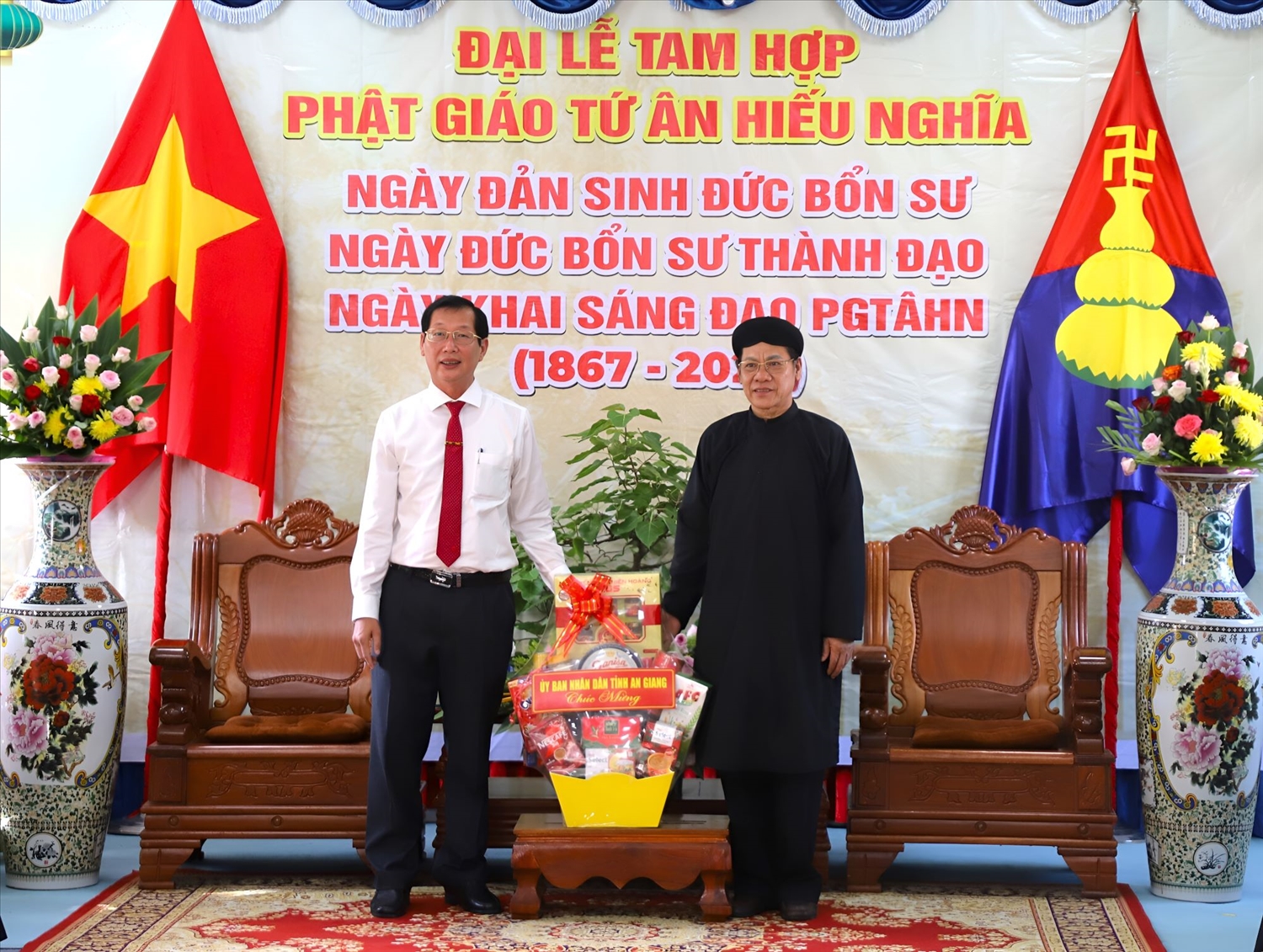 Phó Chủ tịch Ủy ban Nhân dân tỉnh Lê Văn Phước chúc mừng Phật hội Tứ Ân Hiếu Nghĩa nhân Đại lễ Tam hợp