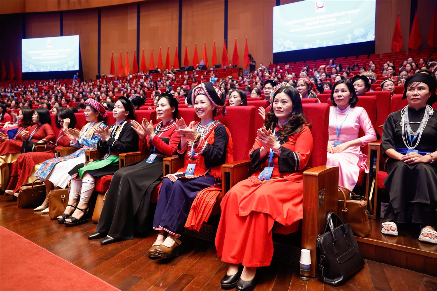Các đại biểu phụ nữ dân tộc, tôn giáo tham dự Đại hội