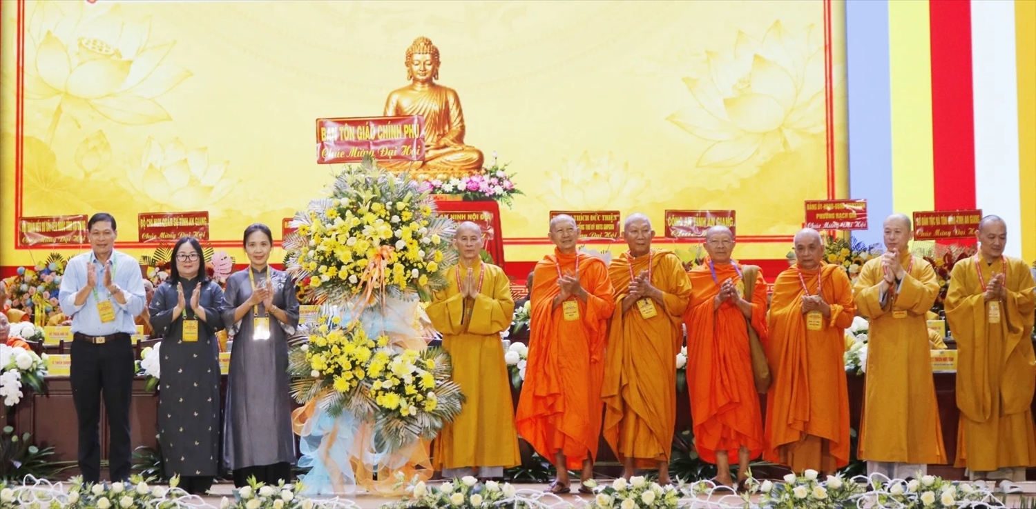 Bà Trần Thị Minh Nga - Phó Trưởng ban Ban Tôn giáo Chính phủ, Bộ Dân tộc và Tôn giáo tặng hoa chúc mừng Đại hội