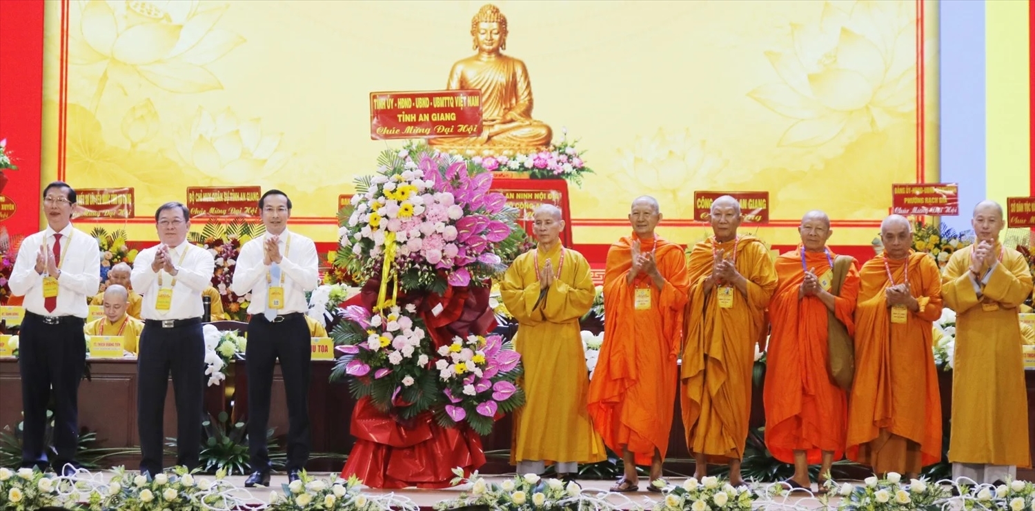 Lãnh đạo tỉnh An Giang tặng hoa chúc mừng Đại hội