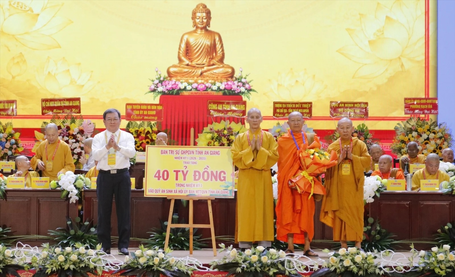 Ban Trị sự Giáo hội Phật giáo Việt Nam tỉnh An Giang trao bảng tượng trưng thực hiện công tác từ thiện xã hội nhiệm kỳ 2026-2031 với tổng kinh phí 40 tỷ đồng