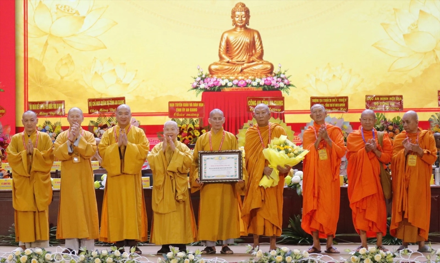 Hòa thượng Thích Thiện Nhơn - Phó Pháp chủ Hội đồng Chứng minh, Chủ tịch Hội đồng Trị sự Giáo hội Phật giáo Việt Nam tặng Bằng tuyên dương công đức cho tập thể